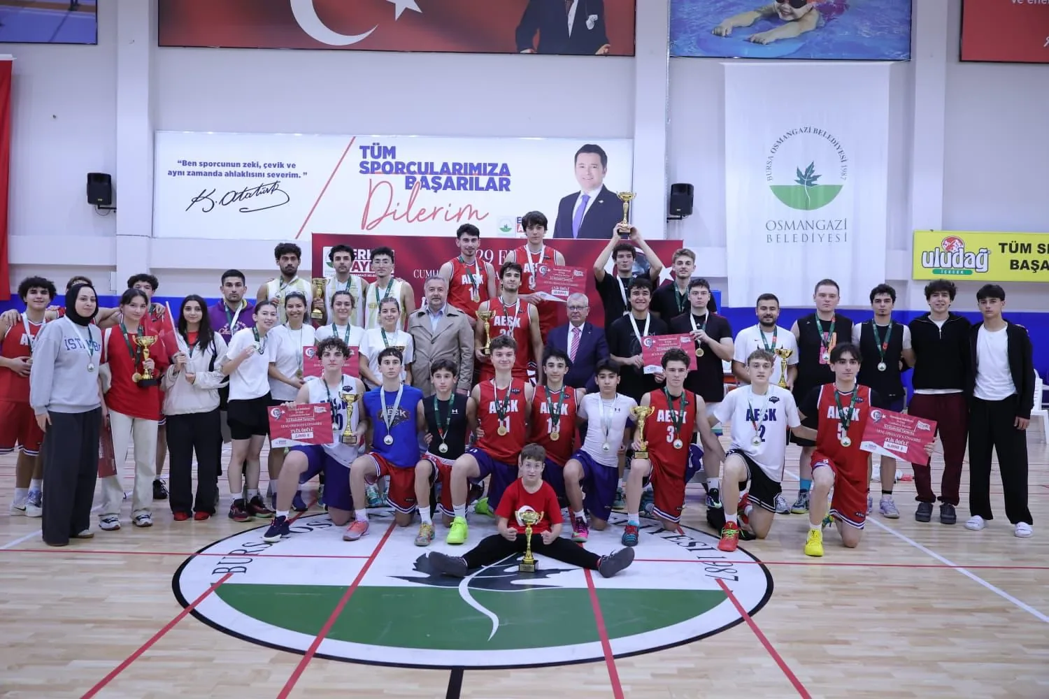 Bursa Osmangazi&rsquo;de sporcular Cumhuriyet i&ccedil;in ter d&ouml;kt&uuml;