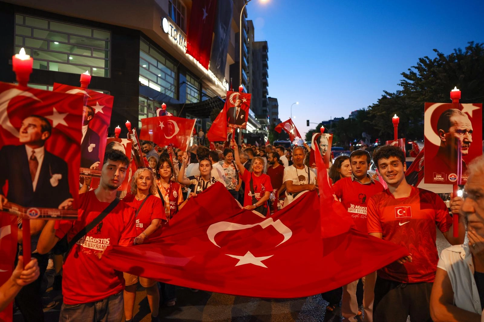 İstanbul Maltepe&rsquo;de binlerce kişi Zafer Y&uuml;r&uuml;y&uuml;ş&uuml;'nde buluştu
