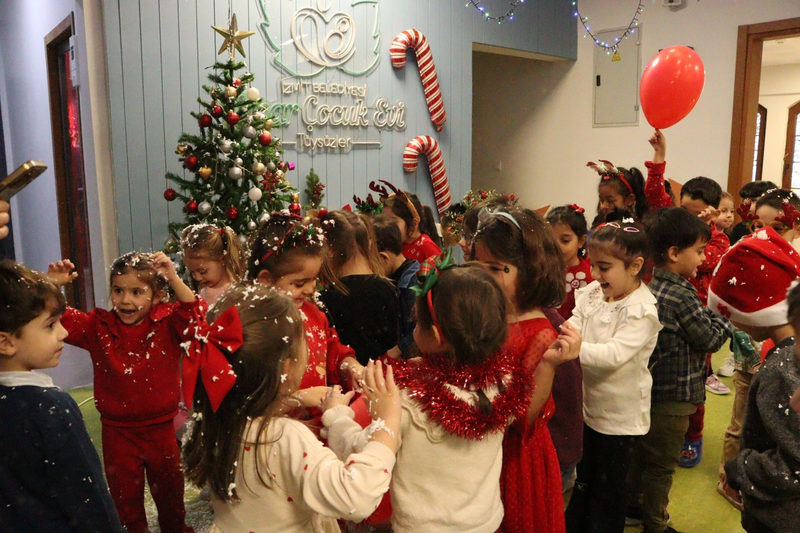 Kocaeli &Ccedil;ınar &Ccedil;ocuk Evleri&rsquo;nde renkli yılbaşı kutlaması