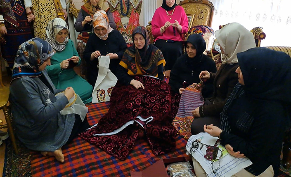 47 Yaşında &Uuml;niversiteye Başladı, Kınalı Muhacir K&uuml;lt&uuml;r&uuml;n&uuml; Geleceğe Taşıyor