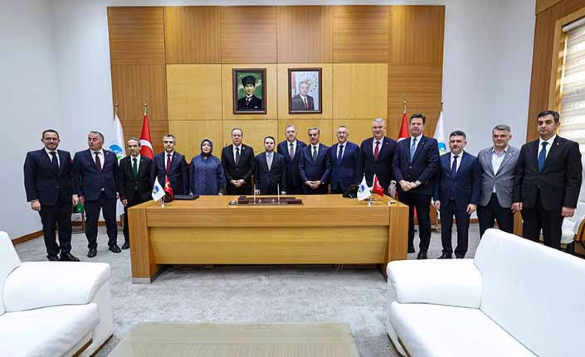 Adalet Bakanı G&uuml;rlek, B&uuml;y&uuml;kşehir Belediyesi&rsquo;nde: Sakarya&rsquo;ya &lsquo;Huzur Şehri&rsquo; &Ouml;vg&uuml;s&uuml;