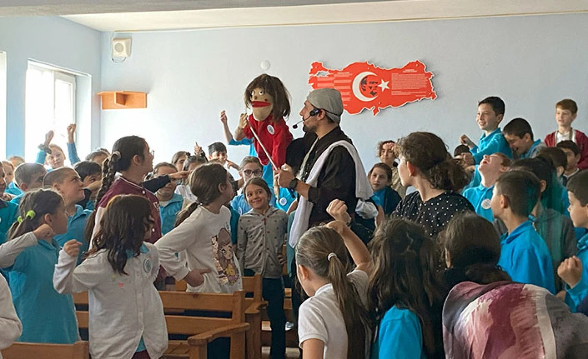 &ldquo;Ak&ccedil;a&rdquo; &Ccedil;ocuk Tiyatrosu 16 İl&ccedil;ede Miniklerle Buluştu