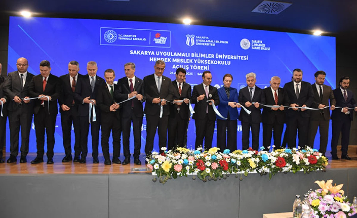 Bakan Kacır Hendek&rsquo;te Eğitim ve Sanayi Yatırımlarını İnceledi