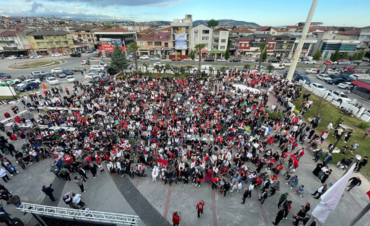 Binlerce Vatandaş T&uuml;rkiye-Avustralya Ma&ccedil;ını Erenler Belediyesi&rsquo;nde Birlikte İzledi