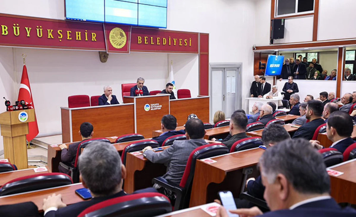 Birileri &Ccedil;elik &Ccedil;omak Oynarken, Biz Hizmet &Uuml;retiyoruz