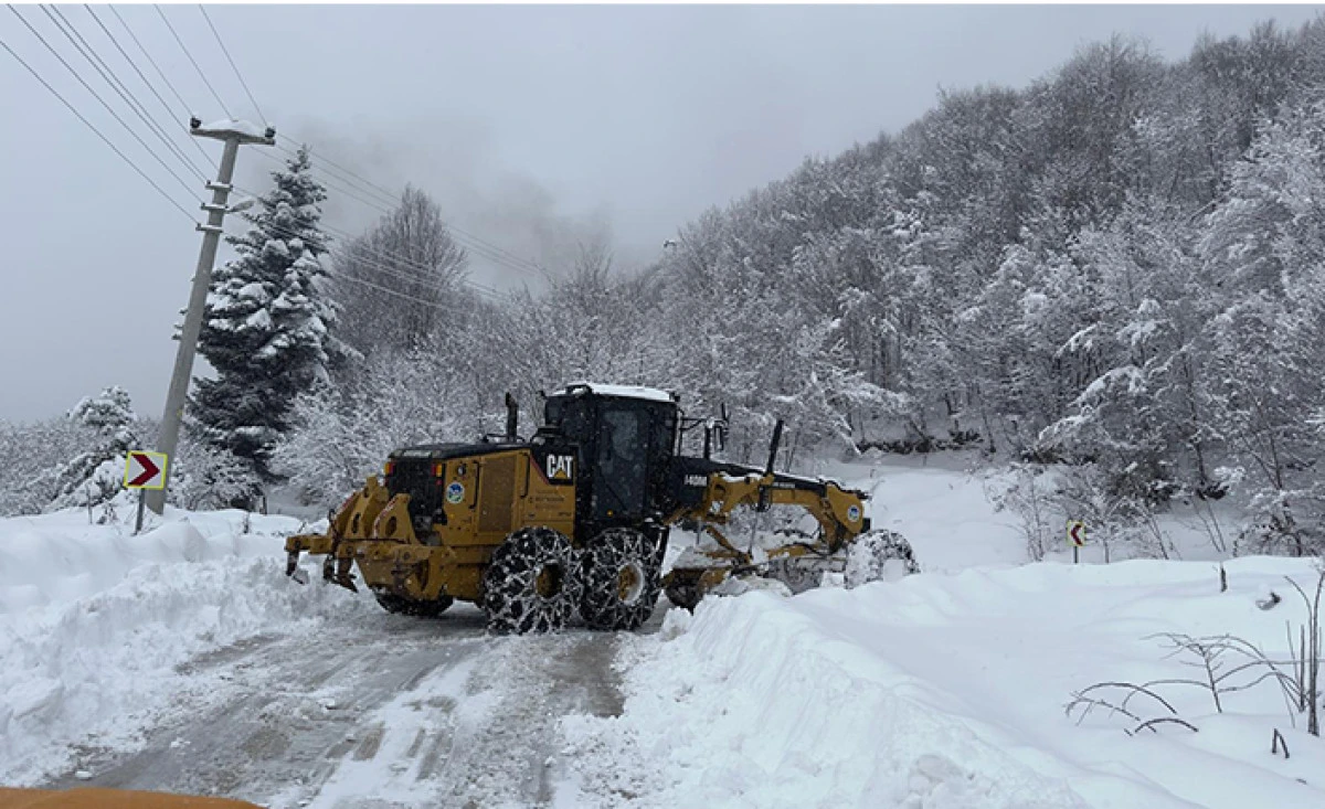 B&uuml;y&uuml;kşehir 24 Saat Kar Mesaisinde: 17 Grup Yolundan 10&rsquo;u Ulaşıma A&ccedil;ıldı