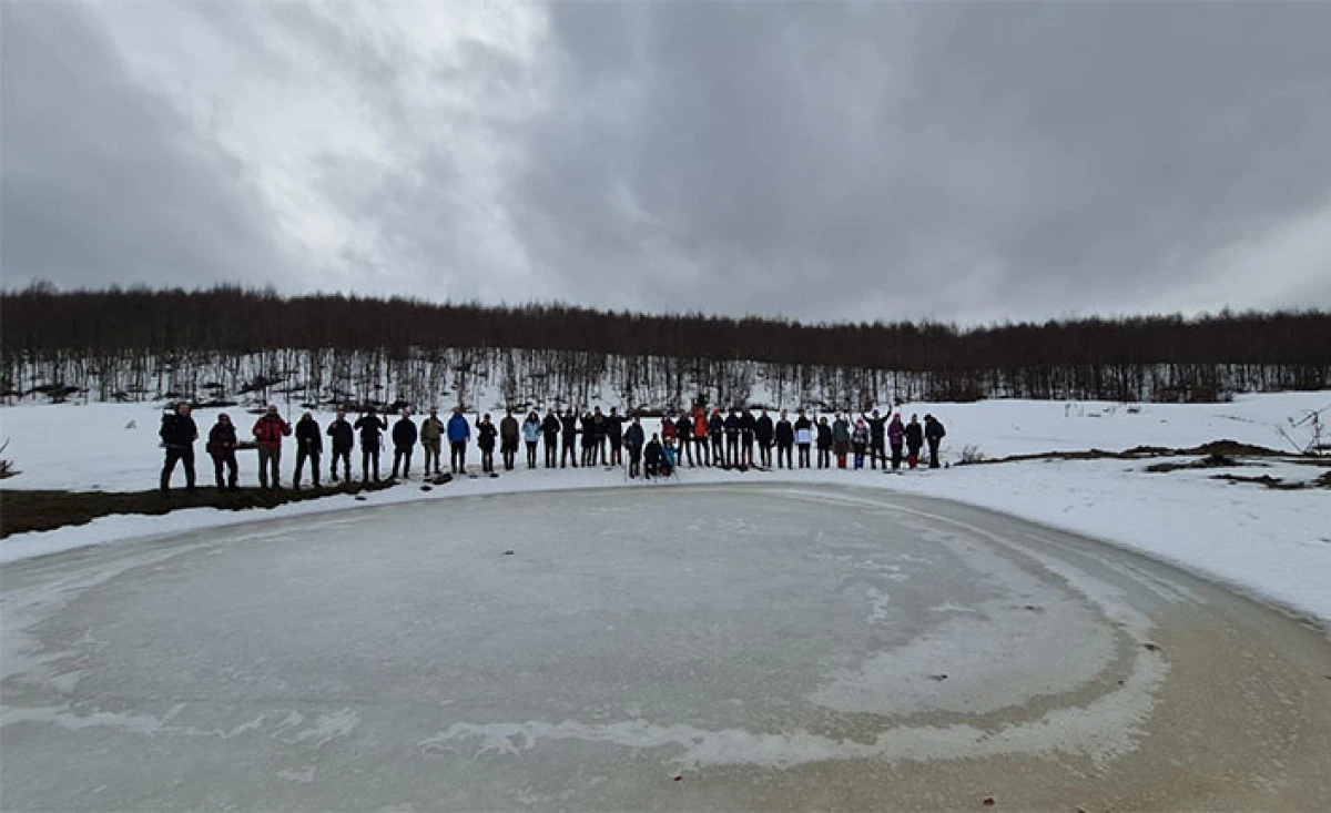 Buzu Kırarak Suya Girdi