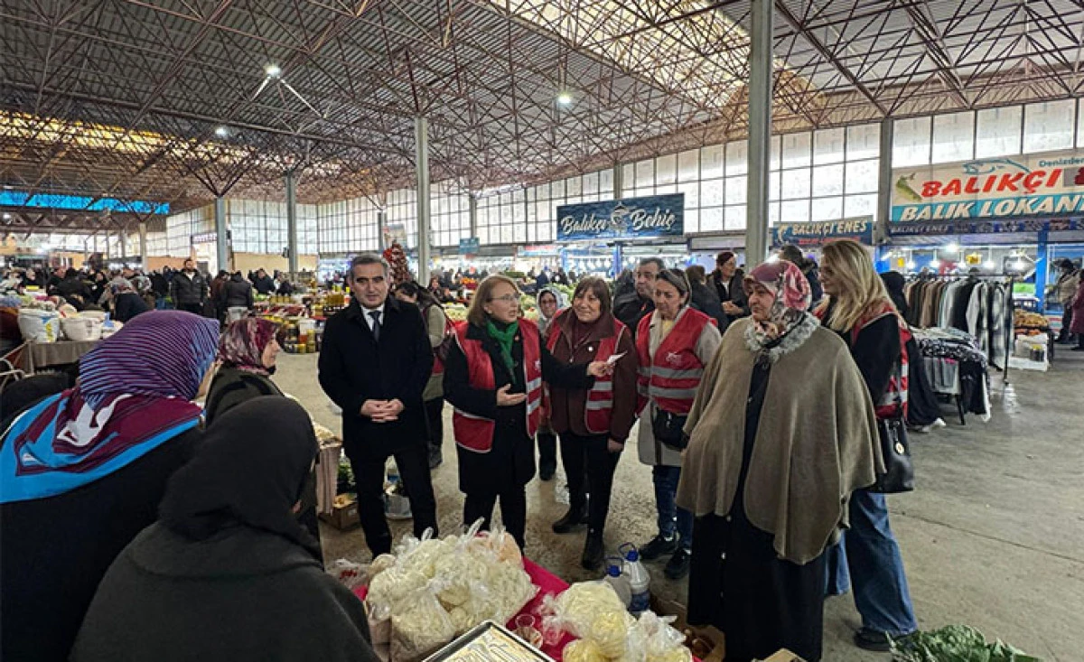 CHP İl ve İl&ccedil;e Kadın Kolları Salı Pazarını Gezdi