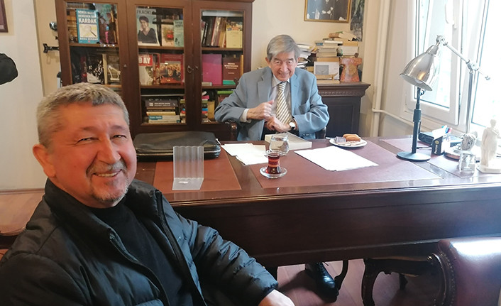 Emekli Büyükelçi Onur Öymen Tarihçi Rıdvan Şükür’e Lozan kitabını imzaladı