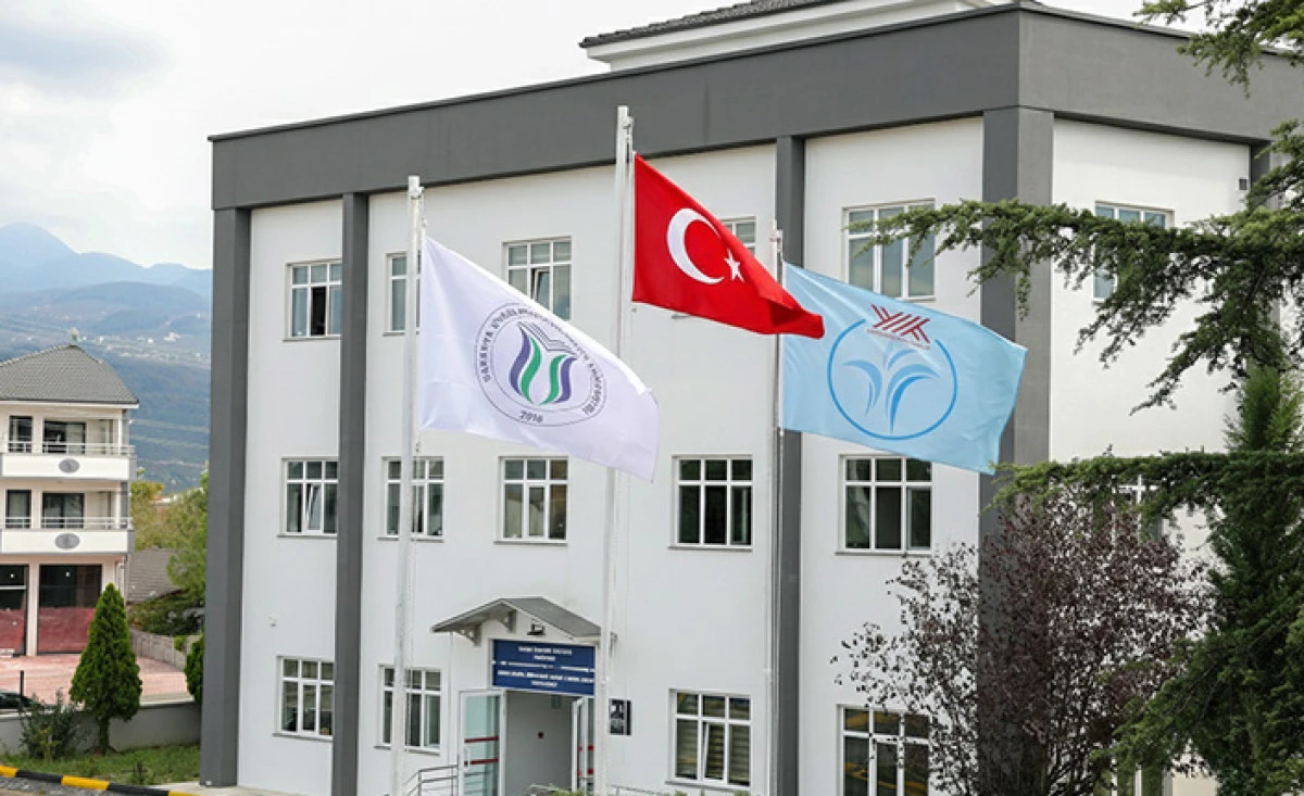 Engelsiz &Uuml;niversite &Ouml;d&uuml;lleri&rsquo;nde Bir Bayrak Ve &Uuml;&ccedil; Adaylık