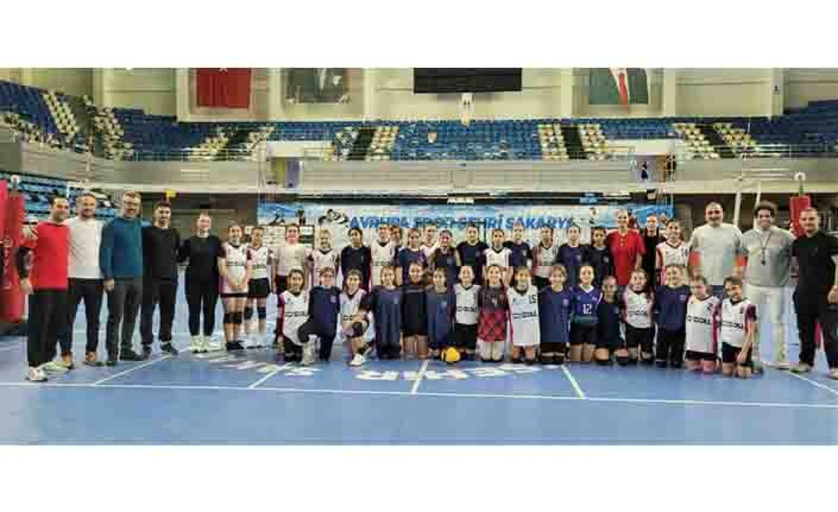 Gen&ccedil; Voleybolcuların M&uuml;cadelesi Alkış Topladı