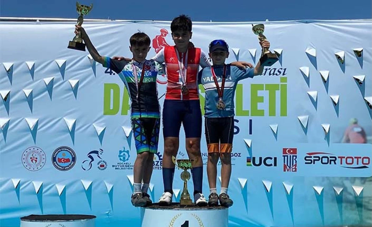 G&uuml;reşte Ve Bisiklette B&uuml;y&uuml;kşehirli Sporcular Madalyaları Topladı