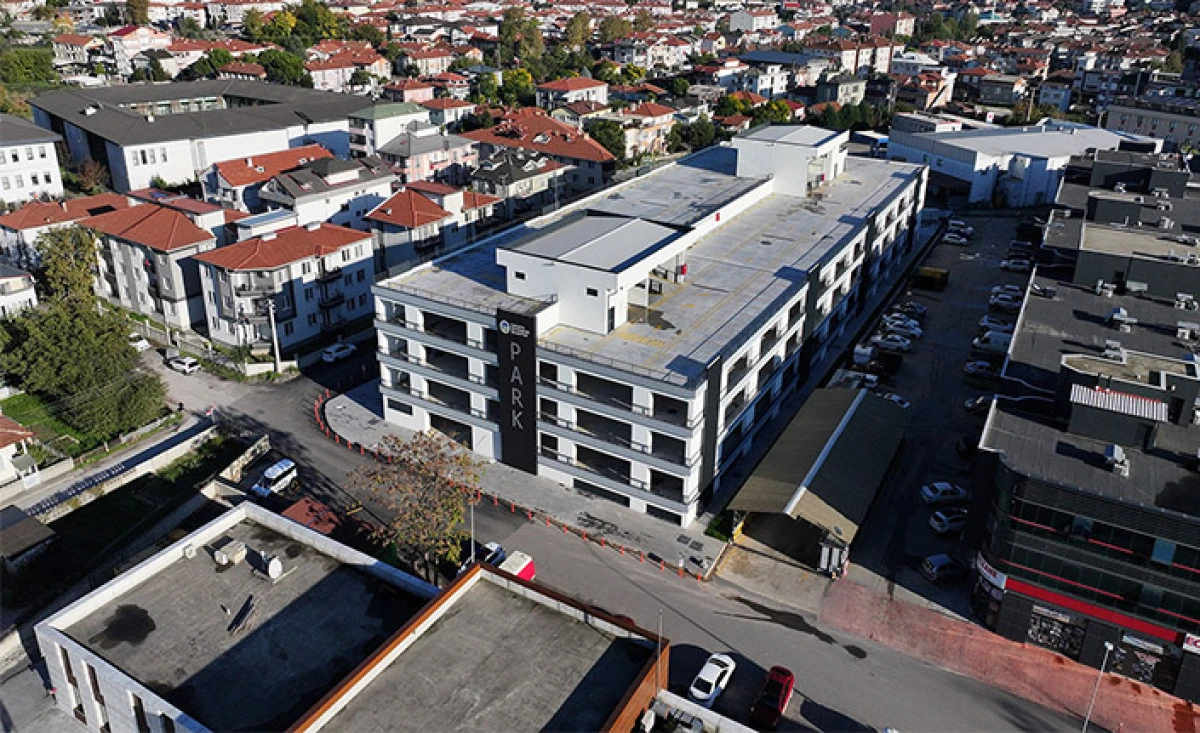 Hastaneler Kamp&uuml;s&uuml;&rsquo;ndeki kronik soruna &lsquo;Katlı Otopark&rsquo; &ccedil;&ouml;z&uuml;m&uuml;: Teknolojiyle donatıldı, vatandaşa ila&ccedil; oldu