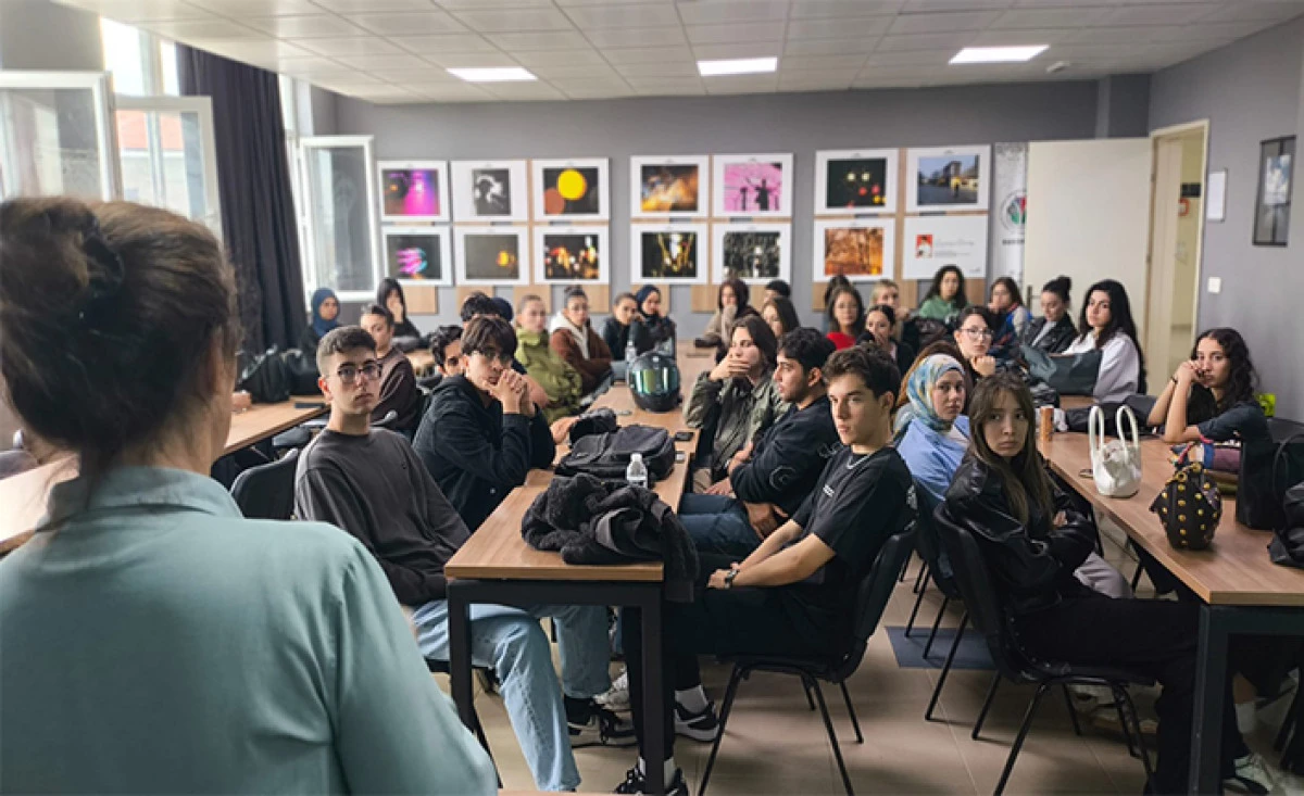 Hem İş D&uuml;nyasındalar Hem De &Uuml;niversitede