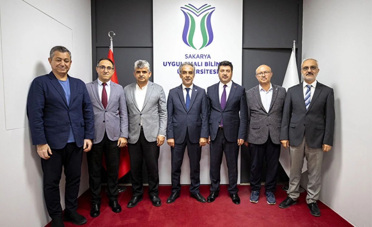 Hem İş D&uuml;nyasındalar Hem De &Uuml;niversitede