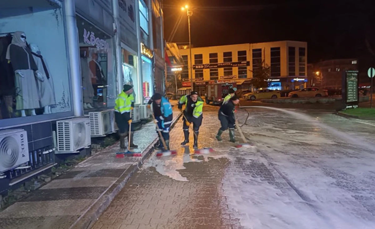 Hendek&rsquo;te Caddeler K&ouml;p&uuml;kle Yıkandı, Bayrama Pırıl Pırıl Giriliyor