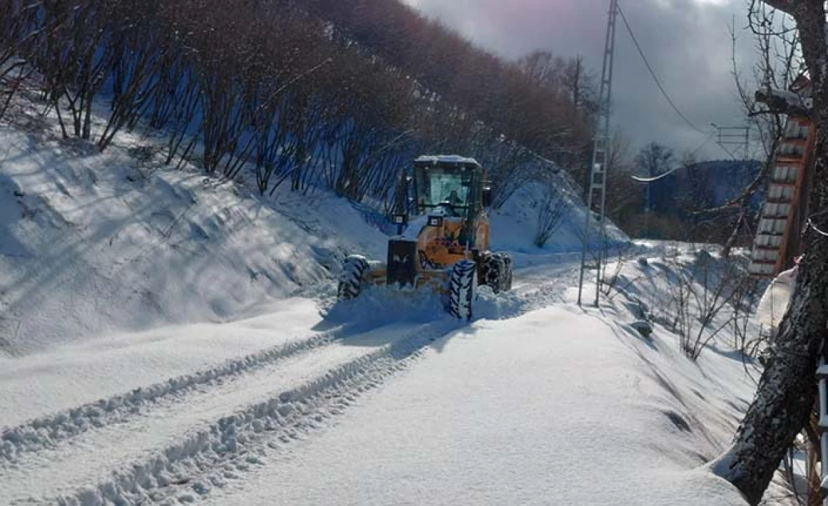 Hendek&rsquo;te Ekipler Karla M&uuml;cadele &Ccedil;alışmalarına Devam Ediyor