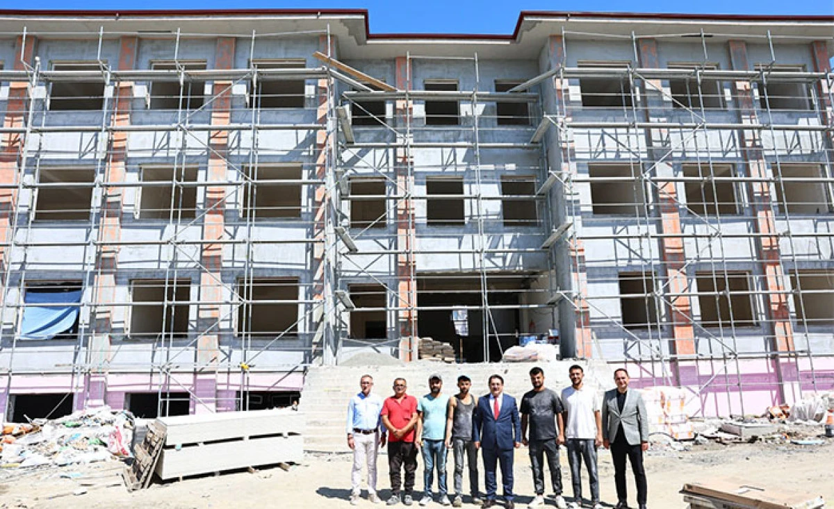 İl Mill&icirc; Eğitim M&uuml;d&uuml;r&uuml; Coşkun Bakırtaş, Adapazarı&rsquo;nda Yapımı S&uuml;ren Okullarda İncelemelerde Bulundu