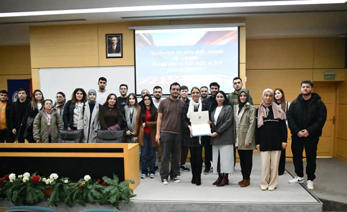 İnsan ve Robot El Ele