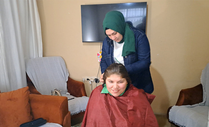Kadın kuaför engelli ve yaşlılara evlerinde ücretsiz hizmet veriyor