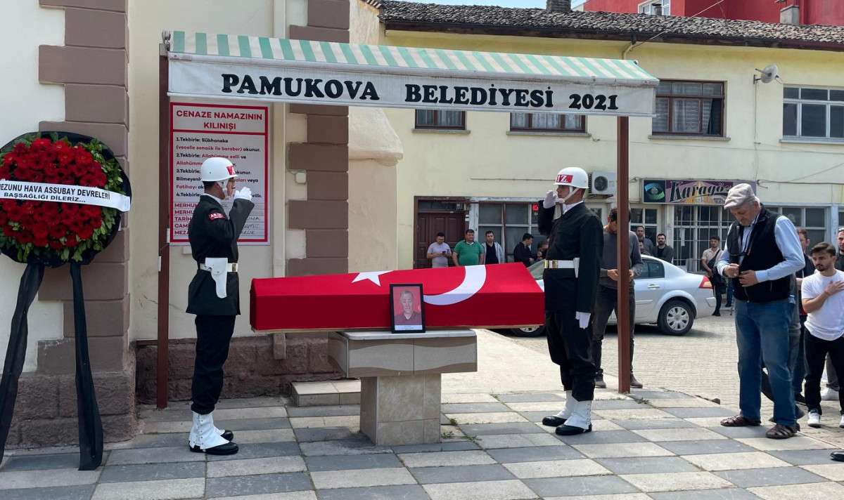 Kalp krizinden vefat eden Emekli Astsubay Şenol Erol askeri törenle son yolculuğuna uğurlandı