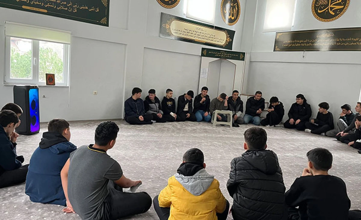 Kaynarca İmam Hatipte Merhum &Ouml;ğrencileri i&ccedil;in Hatim Programı