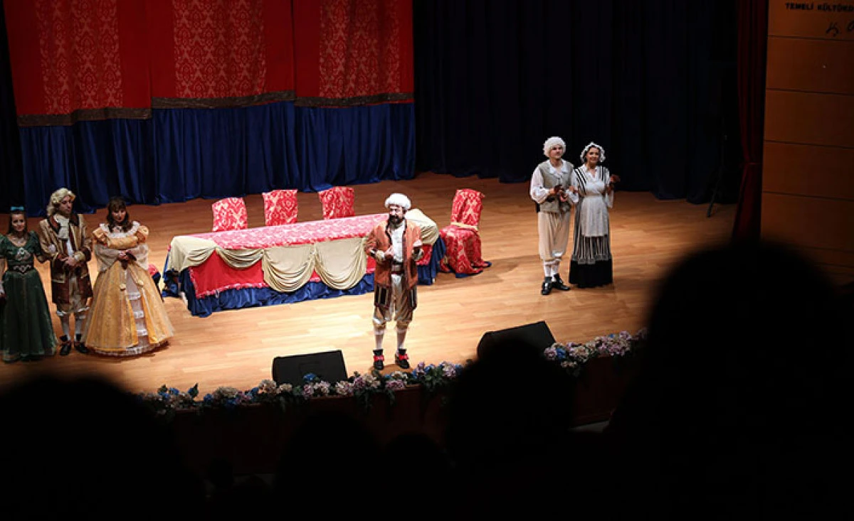 Kibarlık Budalası Sakarya&rsquo;da Sahnelendi, Salonu Dolduran İzleyicilerden Tam Not Aldı