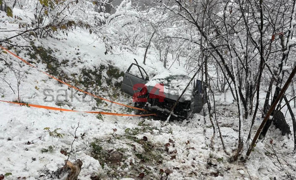 Otomobil U&ccedil;uruma Yuvarlandı, 3 Kişi Yaralandı