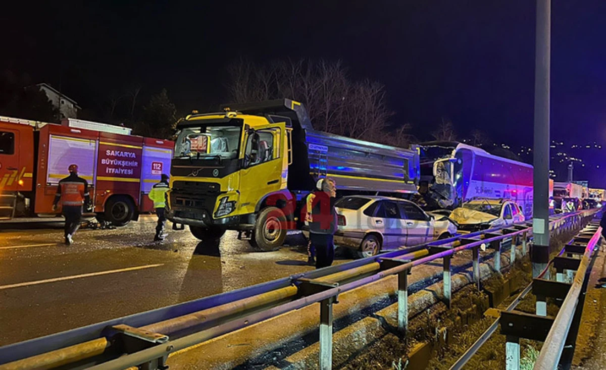 Otoyolda zincirleme kaza: 1 &ouml;l&uuml;, 27 yaralı