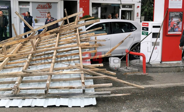 Pamukova Da Akaryakıt İstasyonun Çatısı Otomobilin Üzerine Düştü! 