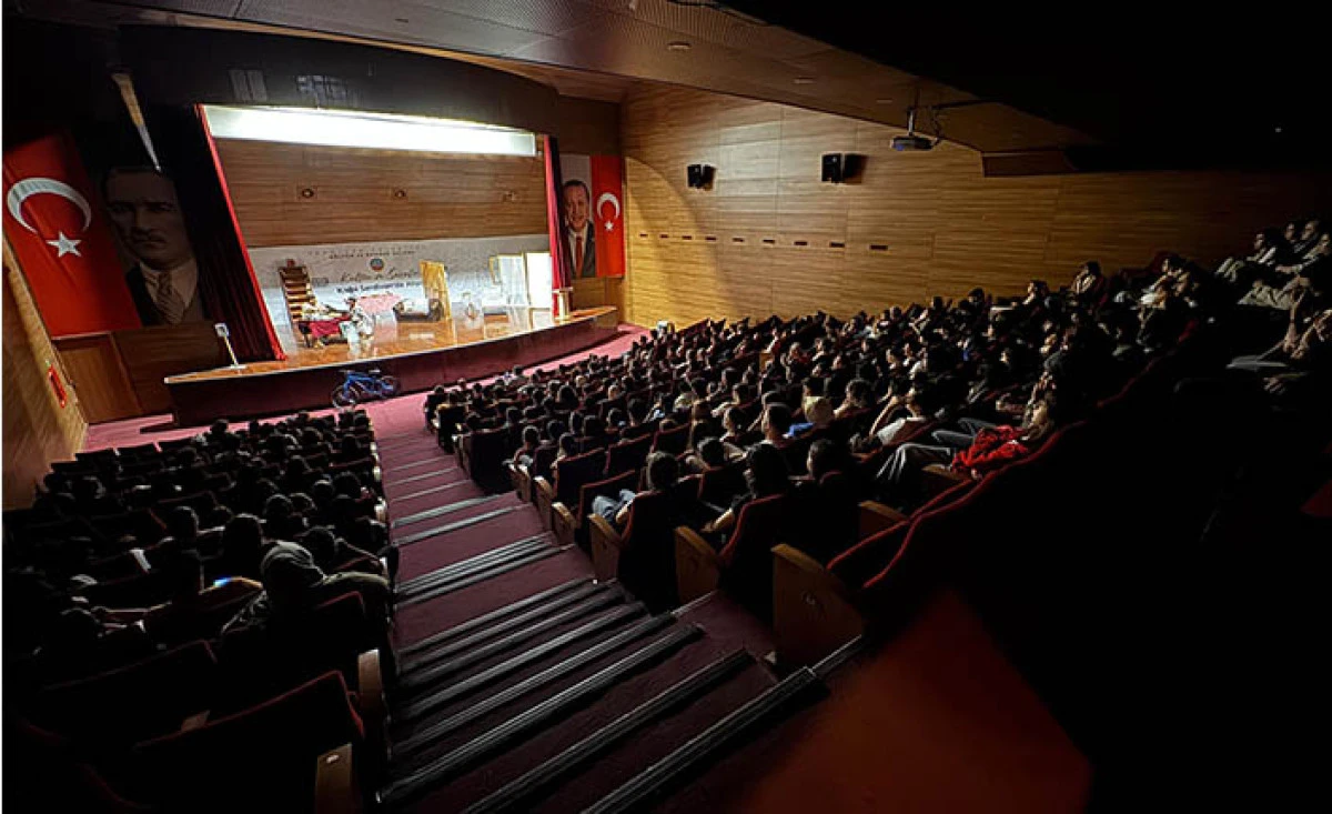 Postacı Tiyatro Oyunu Serdivanlılarla Buluştu