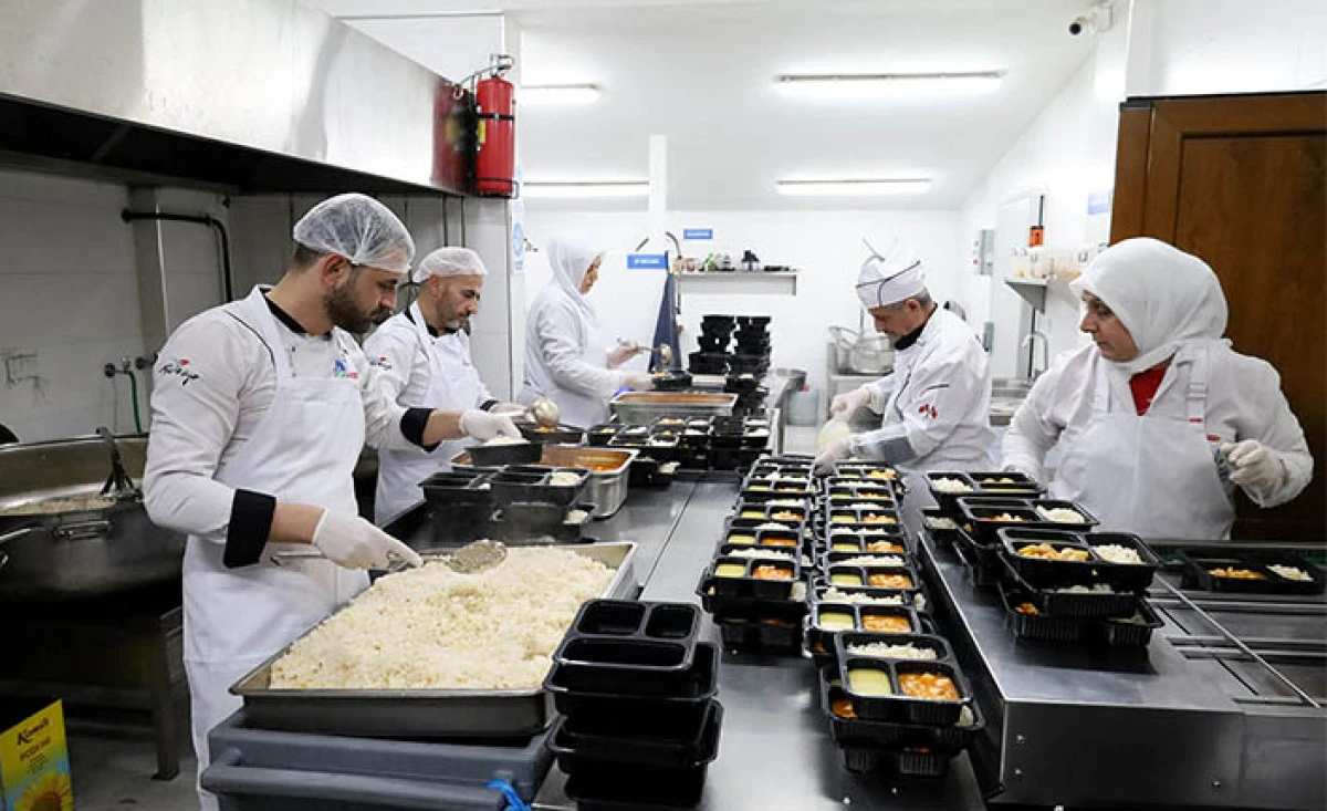 Ramazan'da 90 Bin Kişilik İftar Yemeği B&uuml;y&uuml;kşehir Kazanlarında Pişiyor