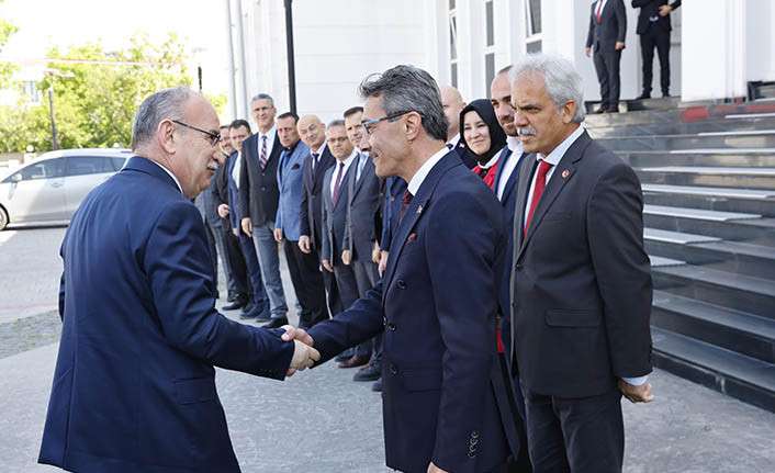 Sakarya Valisi Yaşar Karadeniz’den Erenler Belediye Başkanı Şenol Dinç’e İadeyi Ziyaret