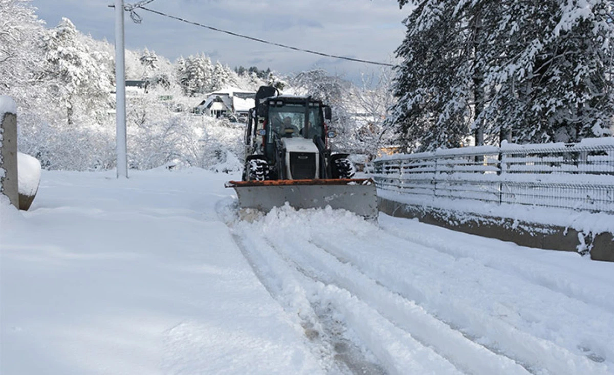 Sapanca Belediyesi Kar K&uuml;reme ve Tuzlama &Ccedil;alışmalarını Aralıksız S&uuml;rd&uuml;r&uuml;yor