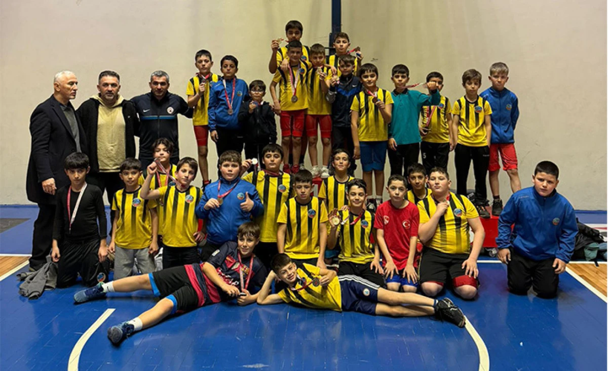 Serdivan Belediyesi G&uuml;reş Takımı&rsquo;ndan &Ccedil;ifte Şampiyonluk