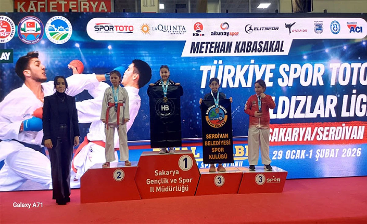 Serdivan Belediyesi Karate Takımı'ndan Tarihi Başarı
