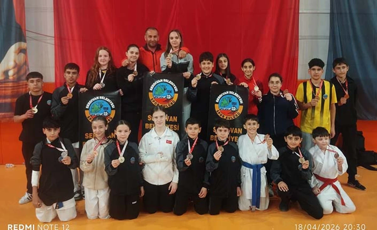 Serdivanlı Karatecilerden B&uuml;y&uuml;k Başarı: 25 Madalya ile Zirveye Damga Vurdular