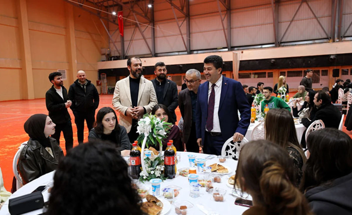 SUB&Uuml;&rsquo;l&uuml; &Ouml;ğrenciler İftar Sofralarını Paylaştı